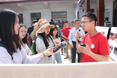 局时政处副处长董桂林,教育部办公厅新闻处副处长邓杭带领人民日报